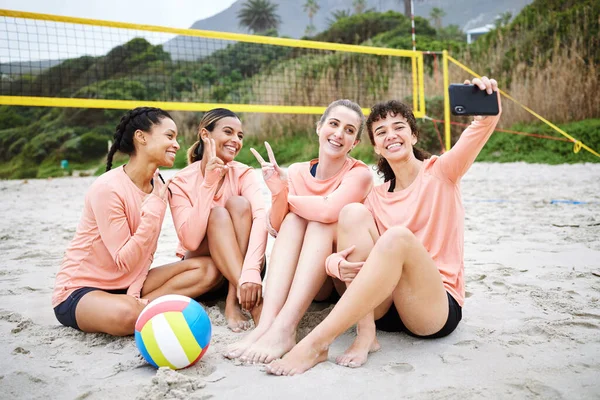 Voleibol Señal Paz Amigos Tomar Selfie Playa Después Hacer Ejercicio —  Fotos de Stock