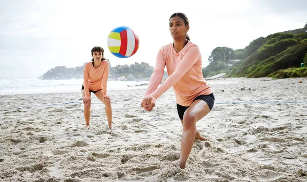 Βόλεϊ Αθλητισμός Και Ομαδική Εργασία Των Γυναικών Στην Παραλία Χτυπώντας — Φωτογραφία Αρχείου