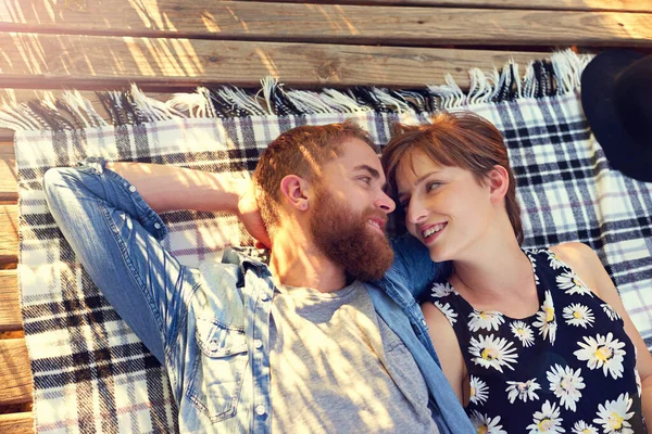 Été Amour Jeune Couple Affectueux Couché Sur Une Couverture Extérieur — Photo