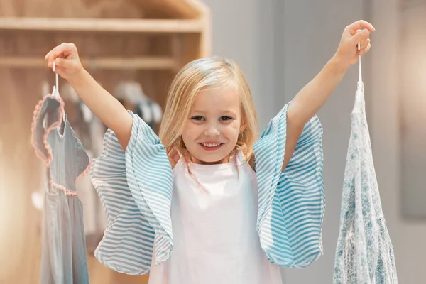 Meisje Kind Keuze Kleding Veranderen Mode Merk Retail Winkel Winkelen — Stockfoto