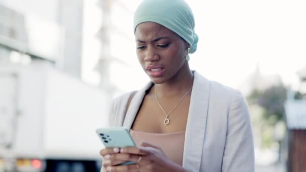 街の黒人女性 怒っているとの接続でスマートフォン 混乱し 町で動揺 アフリカ系アメリカ人女性 女性と通信のための携帯電話 電子メールを読んで 欲求不満屋外とストレス — ストック動画