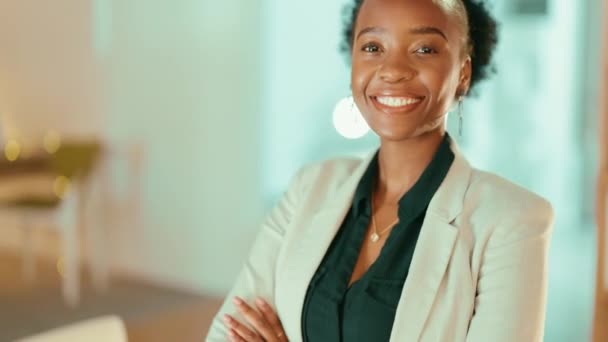 商业和黑人女性的胳膊交叉在一起 工作上的成功或成就 快乐或自信 非洲裔美国女企业家或具有领导技能或创业能力的雇员 — 图库视频影像
