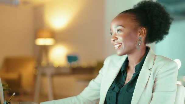 工作场所有计算机 打字和数据分析的夜间 商业和黑人妇女 尼日利亚女雇员 快乐的经理和企业家 拥有个人计算机 搜索互联网和更新网站信息 — 图库视频影像