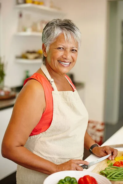 Vida Sana Comienza Cocina Retrato Una Mujer Mayor Feliz Cocinando — Foto de Stock