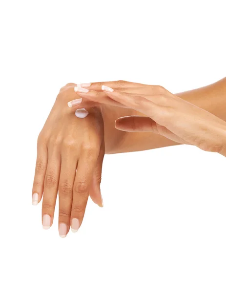 保湿効果あり 白い背景に隔離されながら手に化粧水を塗る若い女性 — ストック写真