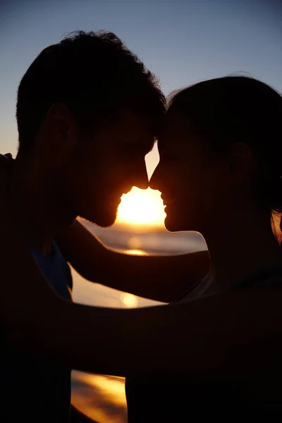 Güne Romantizmle Başla Güneş Doğarken Siluete Bürünmüş Romantik Bir Çiftin — Stok fotoğraf