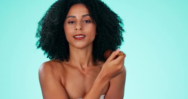 黑人女人和刷化妆 基金会和女孩与蓝色工作室背景 非洲裔美国女性和拥有自我护理和美容工具 化妆品和皮肤科的女士的肖像 — 图库视频影像