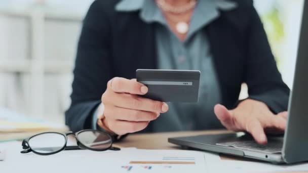 Mulher Profissional Cartão Crédito Laptop Compras Line Comércio Eletrônico Fintech — Vídeo de Stock
