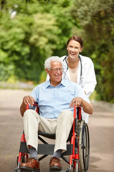 Terapia Naturale Medico Donna Che Porta Suo Paziente Anziano Fare — Foto Stock