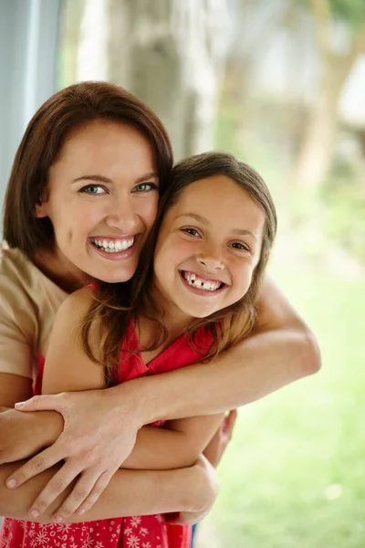 她很爱她的小女儿 母亲在家中拥抱女儿的肖像 — 图库照片
