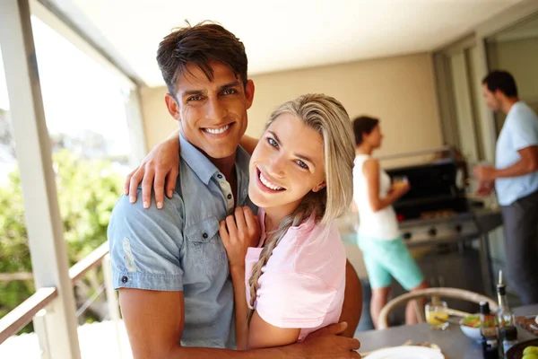 快乐的心和灿烂的笑容 一对年轻夫妇在朋友家享受烧烤 — 图库照片