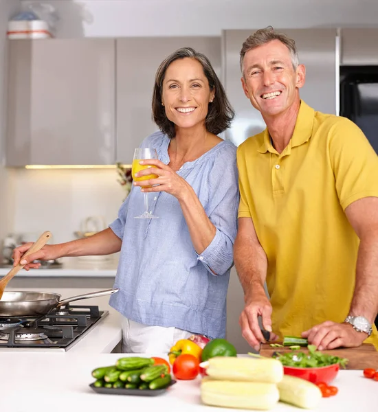 一起生活 一对成熟夫妇在厨房一起做饭的画像 — 图库照片