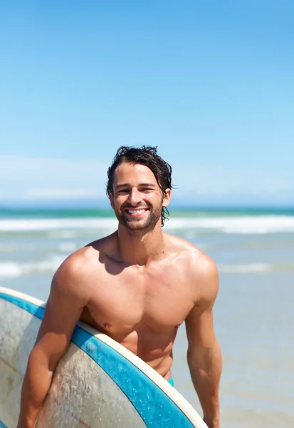 Wody Wody Atrakcyjny Młody Mężczyzna Idzie Wody Deską Surfingową — Zdjęcie stockowe