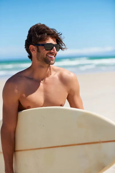 波を打つための時間 魅力的な若者がサーフィンに行く — ストック写真