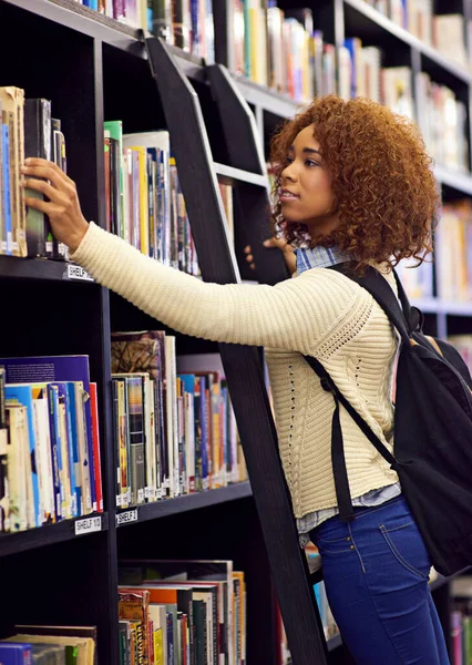 Tudást Keresek Könyvtárban Egy Fiatal Aki Egy Könyvespolcról Nyúlt Egy — Stock Fotó