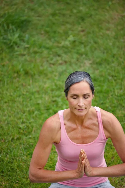 Total Harmoni Attraktiv Mogen Kvinna Som Utövar Yoga Lotusposition — Stockfoto