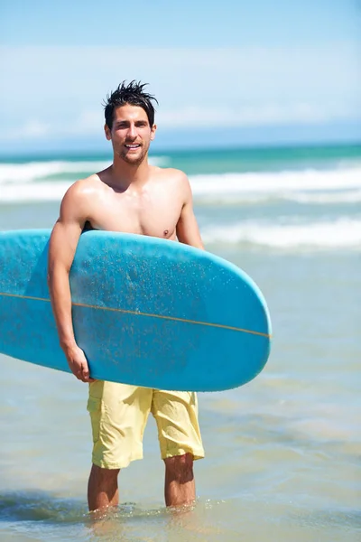 Wody Wody Atrakcyjny Młody Mężczyzna Idzie Wody Deską Surfingową — Zdjęcie stockowe