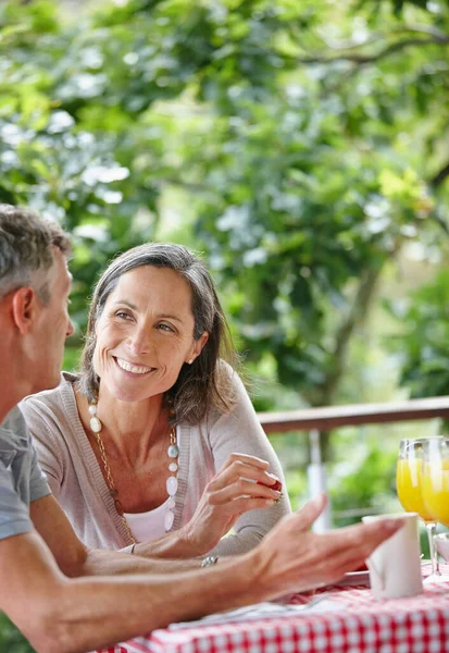他们的爱情与日俱增 在户外一起吃早餐的一对成熟的情侣 — 图库照片