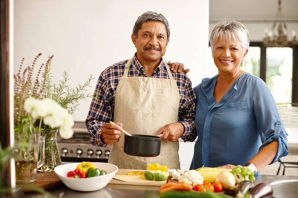 他们的厨房充满了爱心 一对快乐的老夫妇在家里一起做健康的饭菜 — 图库照片
