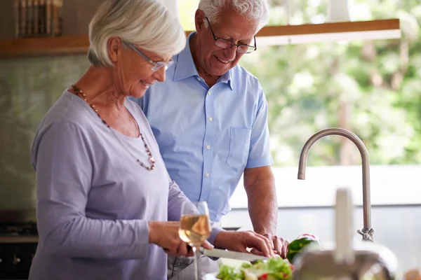 Nikmati Hal Hal Kecil Pasangan Senior Menyiapkan Makanan Dapur Mereka — Stok Foto