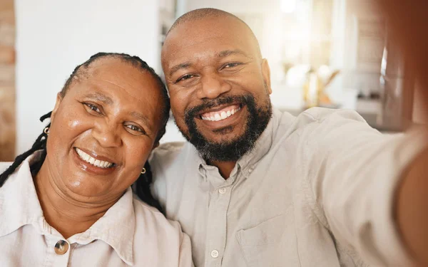 自撮り 幸せな家庭で成熟した黒のカップルとの関係で愛 南アフリカのソーシャルメディアのためにロマンチックな写真を撮る女性と自己の肖像画 幸せな顔と男 — ストック写真