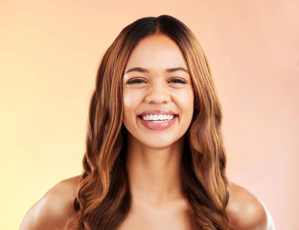 Schönheit Lächeln Und Frisur Mit Frauenporträt Für Shampoo Make Und — Stockfoto