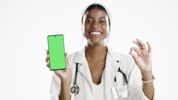 Czarna Kobieta Lekarz Pigułki Telefon Zielony Ekran Marketing Farmaceutyczny Zdrowotny — Wideo stockowe