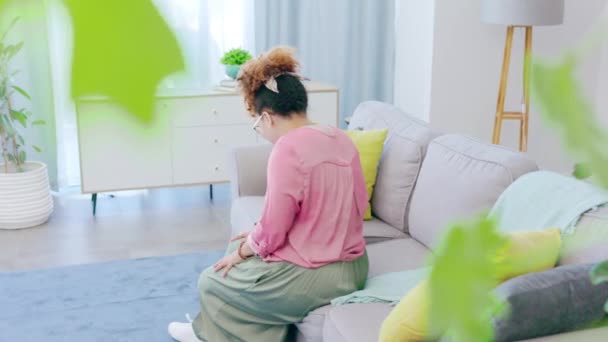 Sağlık Sırt Ağrısı Kanepede Yatan Kadın Oturma Odasında Stres Kas — Stok video