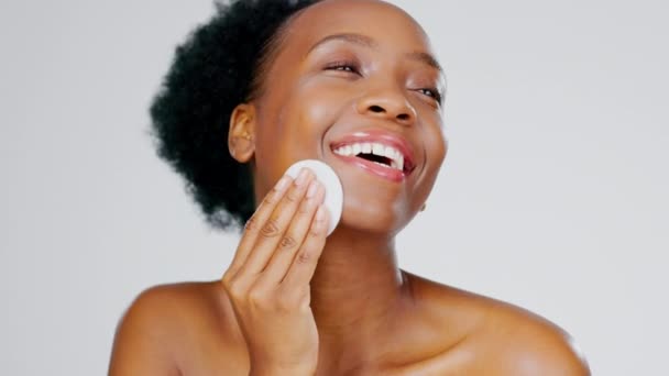 Skincare Beleza Mulher Negra Com Almofada Algodão Rosto Sorriso Maquiagem — Vídeo de Stock