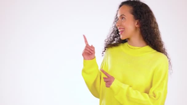 Stüdyoda Siyahi Bir Kadınla Reklam Ürün Yerleştirme Tanıtım Için Gösterme — Stok video