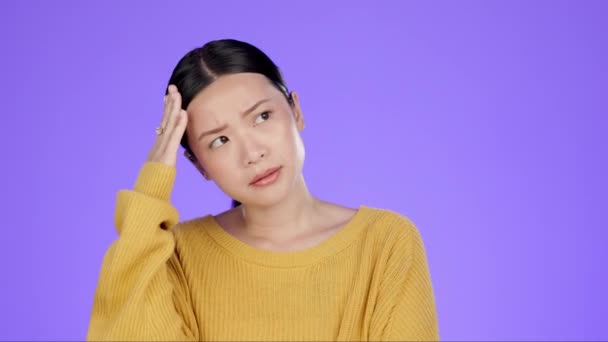 Stüdyodaki Asyalı Kadınla Kafa Karışıklığı Stres Düşünce Bozukluğu Şaşkın Reaksiyon — Stok video