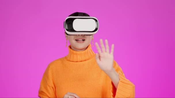 Touch Game Woman Headset Future Technology Digital Metaverse 流媒体 虚拟现实和网络世界 — 图库视频影像
