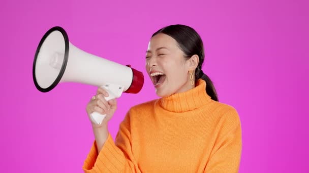 Megáfono Noticias Difusión Con Mujer Asiática Gritos Comunicación Anuncio Discurso — Vídeo de stock
