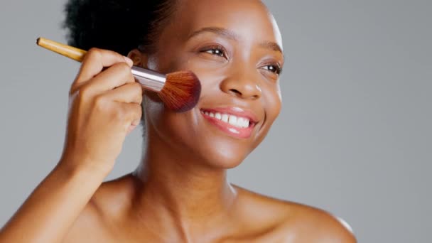 Beleza Maquiagem Escova Com Mulher Negra Estúdio Para Fundação Rubor — Vídeo de Stock