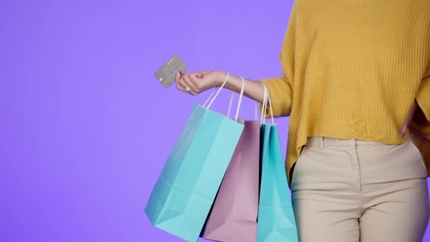 采购购物袋 财务或与信用卡在工作室从产品销售孤立的紫色背景 零售打折促销活动中 带着一袋袋衣服或时尚的顾客或女孩购物 — 图库视频影像
