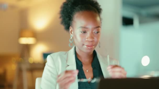 黒の女性は ノートパソコンの計画 オンライン研究やオフィスでのプロジェクト管理の夜のビジネスや眼鏡 コンピュータ インターネットまたは暗闇のウェブサイトの作戦で残業を働く若い女性労働者 — ストック動画