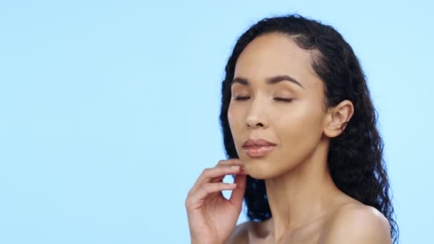 Pielęgnacja Skóry Kobieta Dotyk Twarzy Niebieskim Tle Makieta Dermatologia Wellness — Wideo stockowe