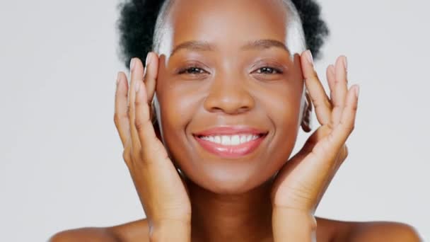Gezicht Zwarte Vrouw Glimlach Voor Schoonheid Huidverzorging Gloeien Gelukkig Model — Stockvideo