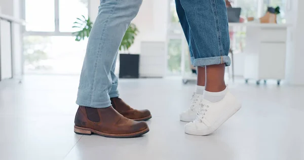Closeup Shoes Couple Tiptoe Moment Romance Sweet Relationship Home Feet — Stockfoto