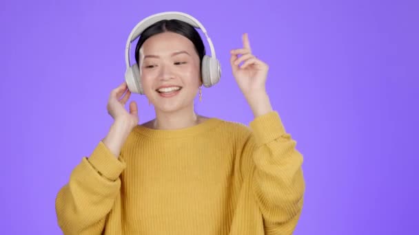 Dança Fones Ouvido Música Com Mulher Asiática Estúdio Para Streaming — Vídeo de Stock