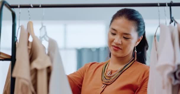 设计师和购物与亚洲女人在商店为选择 创意或小企业 纺织行业的零售 精品店和带女孩的面料 用于质量保证 决策或供应商 — 图库视频影像
