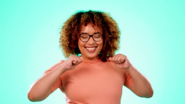 Feliz Baila Emocionado Con Mujer Negra Estudio Por Libertad Juventud — Vídeos de Stock
