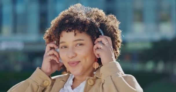 城市中的黑人妇女 带着微笑为自由 音乐和与快乐的人一起外出旅行的脸和耳机 城市街道上的人物形象 幸福与女性 无忧无虑 积极向上的心态 — 图库视频影像