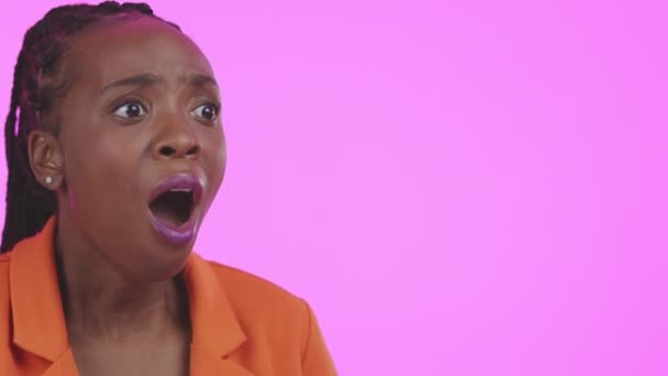 Μαύρη Γυναίκα Φοβισμένο Πρόσωπο Και Έκπληξη Στο Στούντιο Ροζ Φόντο — Αρχείο Βίντεο