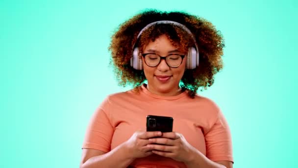 Kulaklık Akıllı Telefon Stüdyoda Dans Eden Siyah Kadın Renkli Turkuaz — Stok video