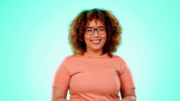 Cara Mujer Divertida Negra Riendo Celebración Logro Contra Fondo Estudio — Vídeos de Stock