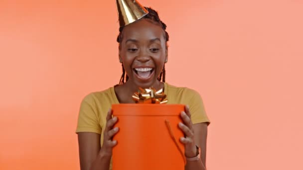 Zwarte Vrouw Open Verjaardagscadeau Geschenkdoos Glimlach Wow Gezicht Studio Achtergrond — Stockvideo