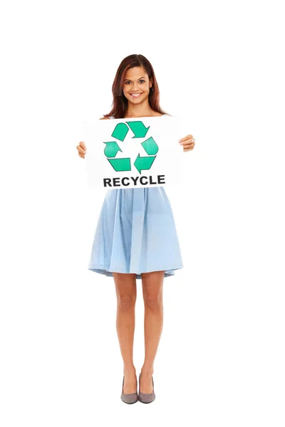 鼓励你回收利用 年轻女子面带微笑 举着一张标有回收利用标志的海报 背景是白色的 — 图库照片