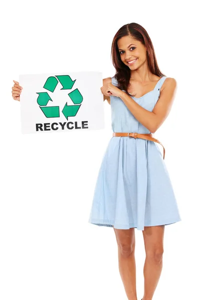 她相信要保护环境 年轻女子面带微笑 举着一张标有回收利用标志的海报 背景是白色的 — 图库照片
