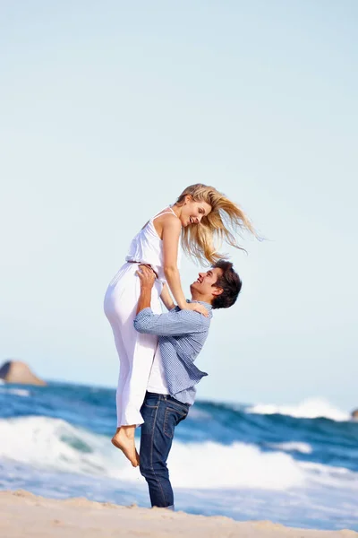 你让我的生活充满了欢乐一对快乐的年轻夫妇在海滩上共度浪漫的一天 — 图库照片